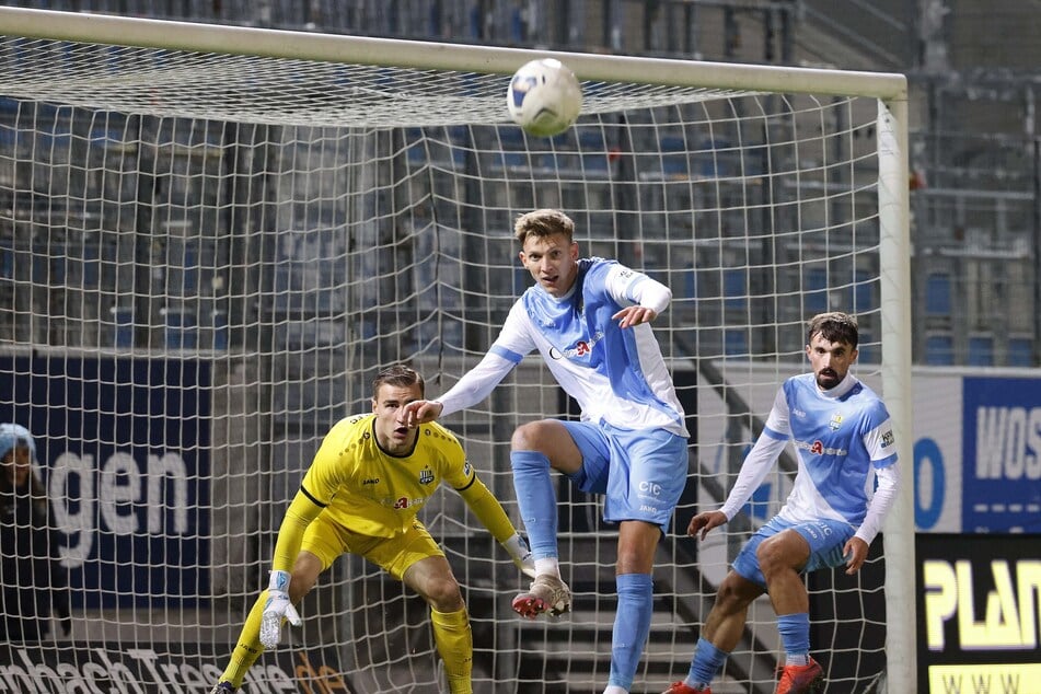 CFC-Torwart Daniel Adamczyk (22, v.l.n.r.), Felix Müller (27) und Nils Lihsek (25) kämpfen um den Ballbesitz.