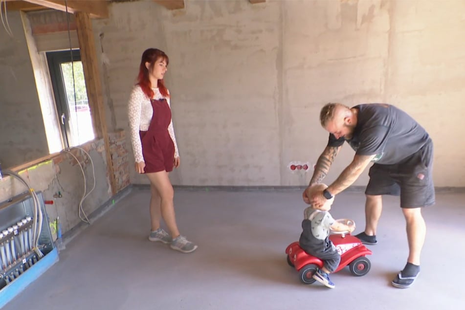 In knapp einem halben Jahr muss das Haus fertig werden, denn dann bekommt die Familie noch einen weiteren Mitbewohner.