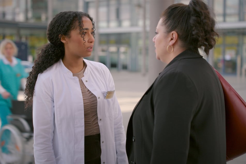 Imani (l.) ist sauer, dass Vanessa mit dem inhaftierten Johannes gesprochen hat.