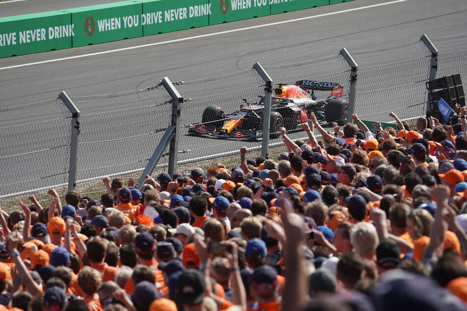 Die Fans jubeln Max Verstappen vom Team Red Bull Racing Honda zu.