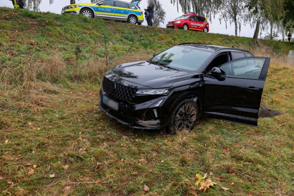 Staatsstraße nach Unfall voll gesperrt: SUV fährt Abhang runter