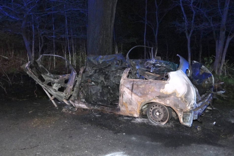 Der Wagen hat sofort Feuer gefangen und ist komplett ausgebrannt.