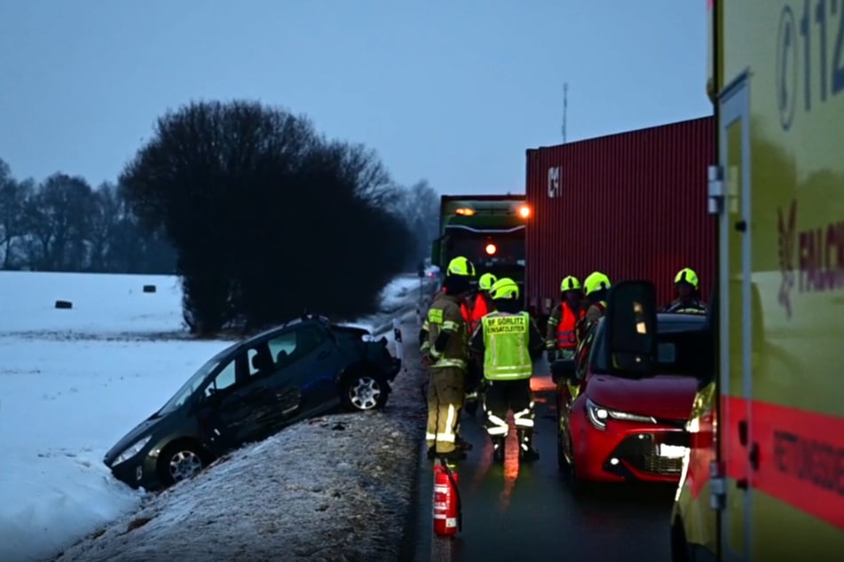 Einsatzkräfte von Feuerwehr, Polizei und Rettungsdienst eilten umgehend zur Unfallstelle.