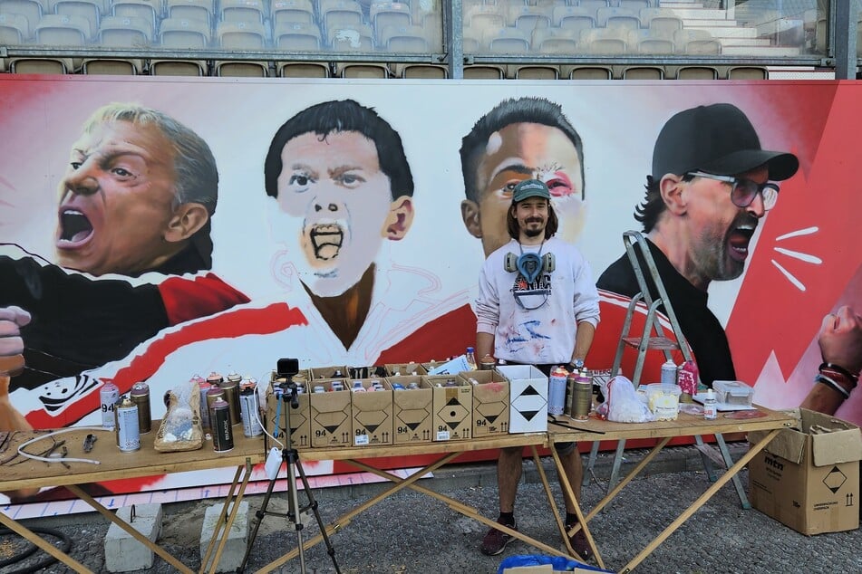 Künstler Dawid Reinhold legt für ein Foto eine klitzekleine Schaffenspause ein. Die Fertigstellung seines Graffitis wird ein Wettlauf gegen die Zeit.