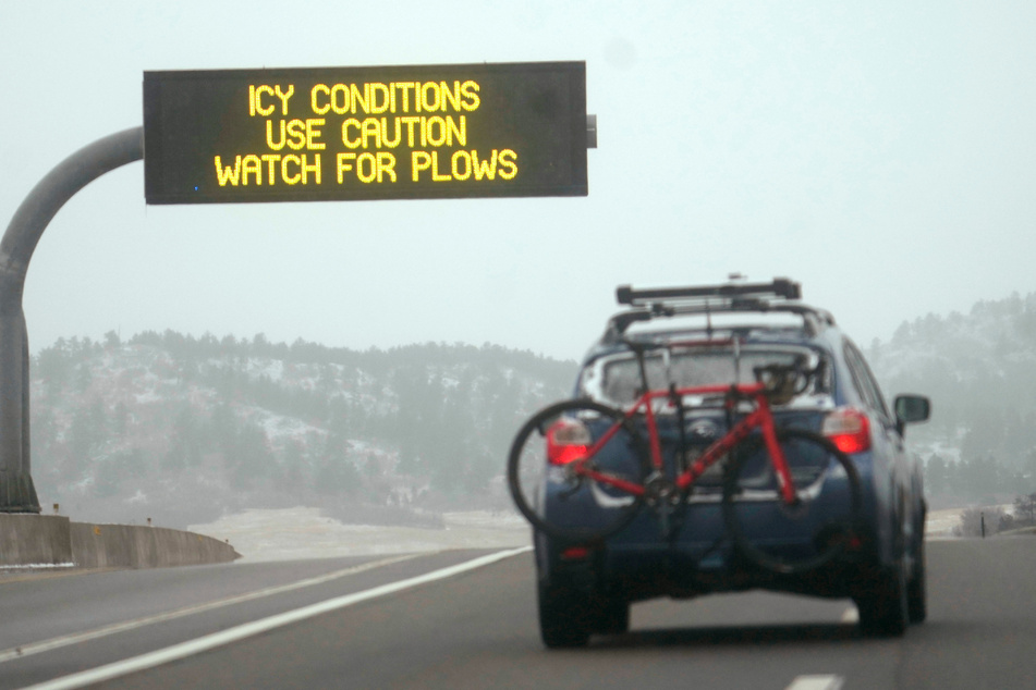 Ein elektronisches Schild warnt Autofahrer vor einem Wintersturm mit starkem Schneefall.