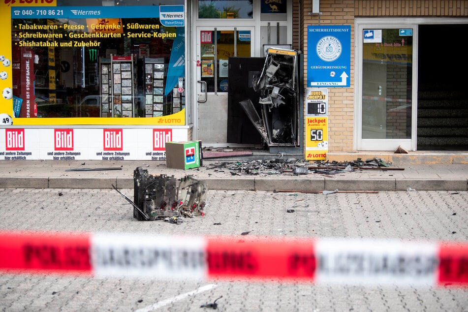 Mitten in der Nacht sprengten die Täter den Geldautomaten.