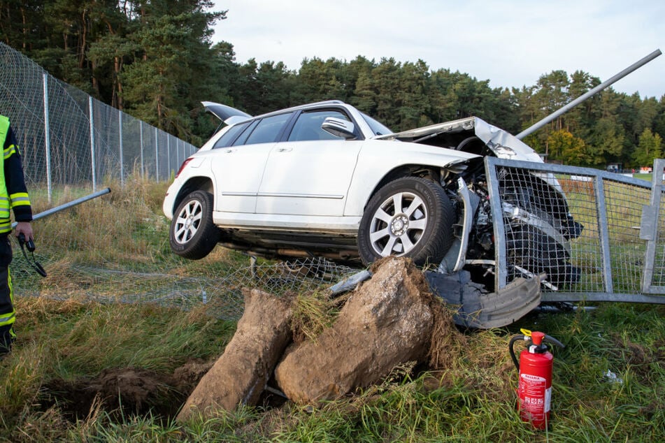 Frau kracht bei Sportplatz mit Auto in Zaun: Metallstange bohrt sich in die Fahrerseite