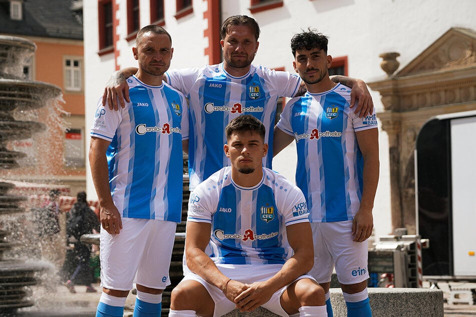 Andreas Geipl (34, l.), Jan Löhmannsröben (35, M.) Domenico Alberico (27, r) und Maurizio Grimaldi (23, unten) stellten das neue Trikot vor.