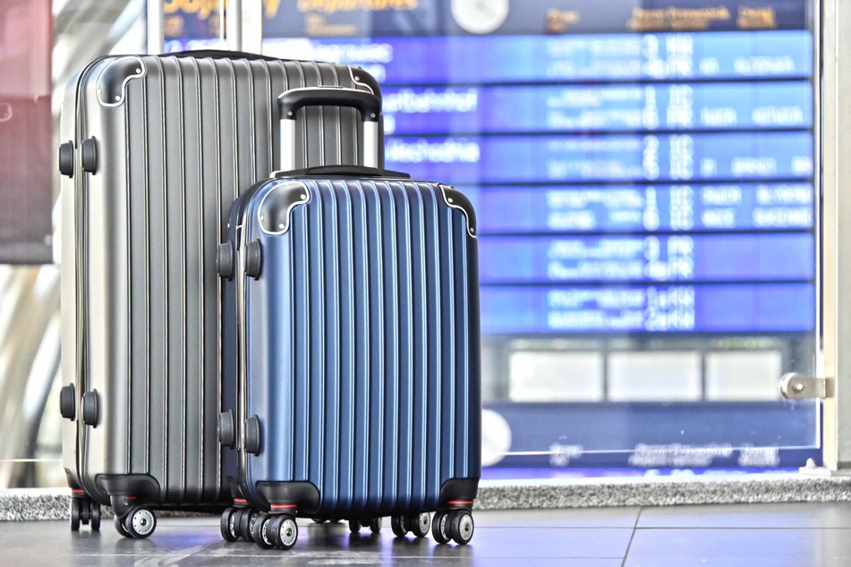 Weil der Koffer mit den Rollen nicht den Anforderungen von Ryanair für die Größe von Gepäckstücken entsprach, brach ein Fluggast sie kurzerhand ab, um weitere Kosten zu sparen. (Symbolbild)