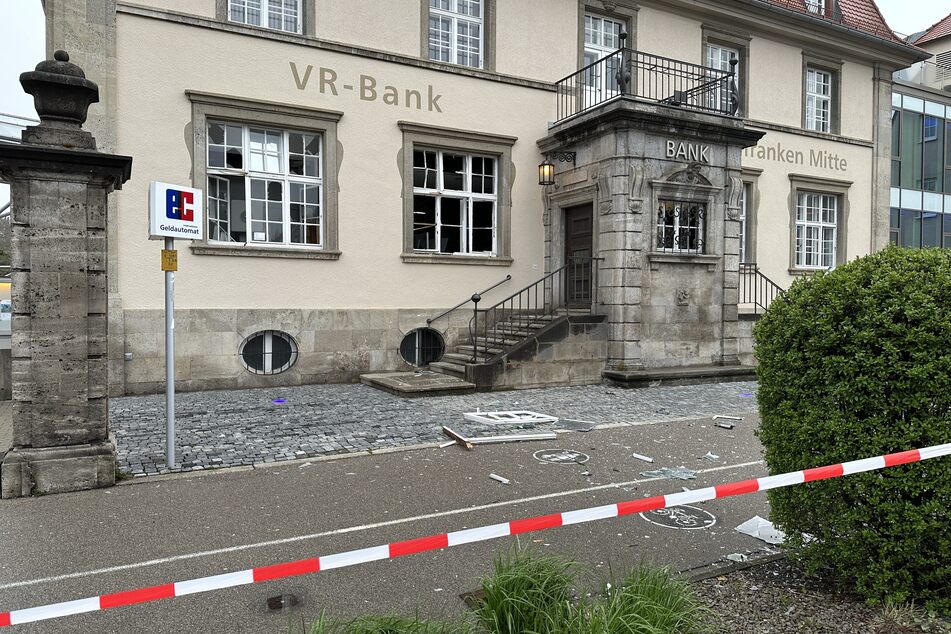 In einem Raum der VR-Bank in Rothenburg ob der Tauber wurden drei Geldautomaten in die Luft gejagt.