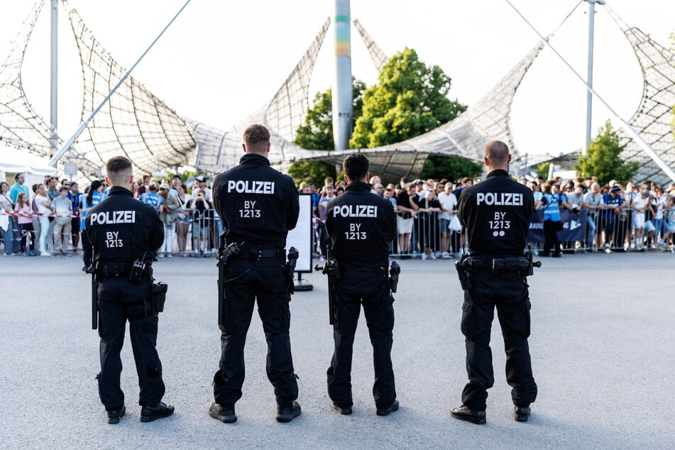Polizisten bewachen Fußballfans während der Champions League. Diese Überstunden könnten sie sich auszahlen lassen.