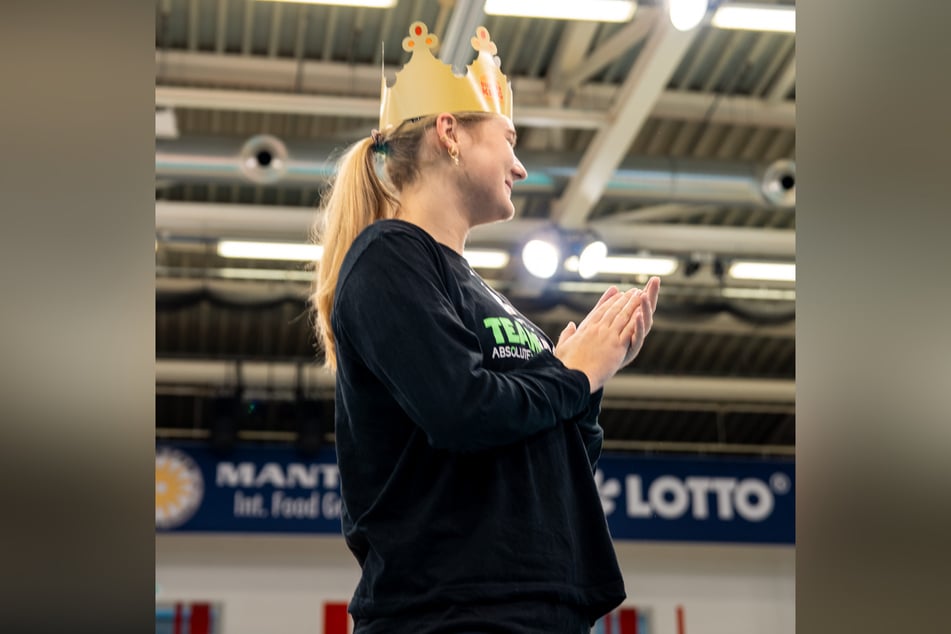 Geburtstagskind Lena Olliges ließ sich am Samstag mit einer Krone feiern.