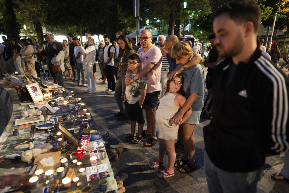 Menschen stehen an einer Gedenkstätte für die Opfer des Angriffs vom 7. Oktober durch militante Kämpfer der Hamas.