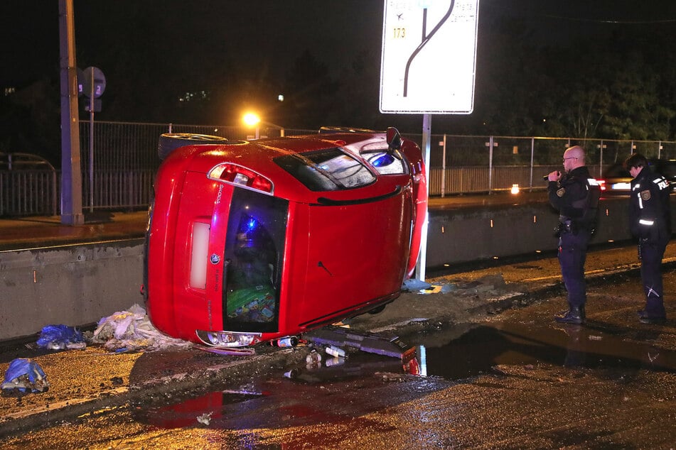 Mithilfe einer Leiter konnte der 44-jährige Fahrer schließlich aus dem Unfallauto befreit werden.