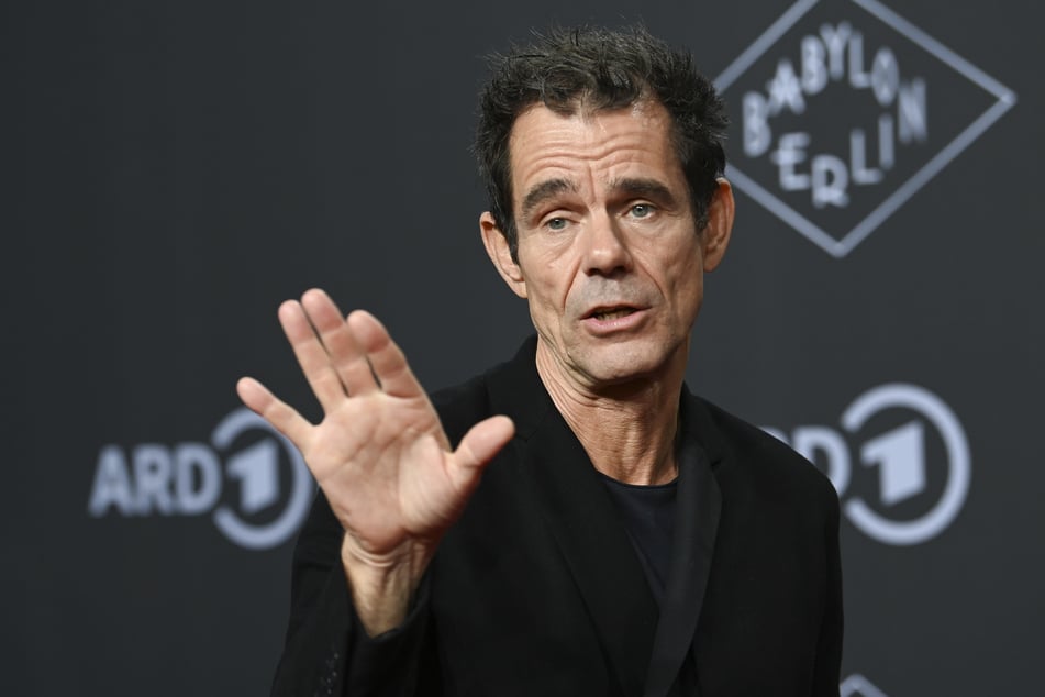 Tom Tykwer (60) will aus dem Stoff einen internationalen Kinospielfilm entwickeln.