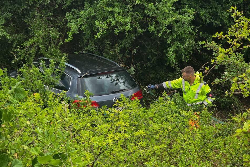 Einsatzkräfte sicherten nach dem Zusammenstoß die Unfallstelle.