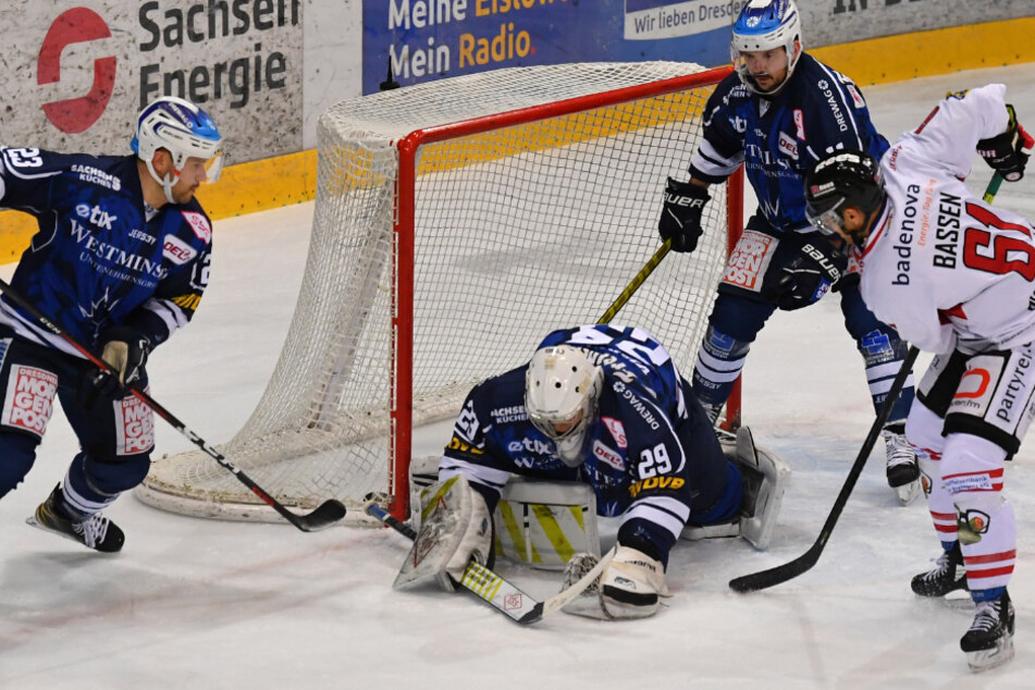 Dresdens Goalie Nick Vieregge sicherte hier die Scheibe mit der Fanghand. Bis auf einen Fehler machte er ein gutes Spiel.