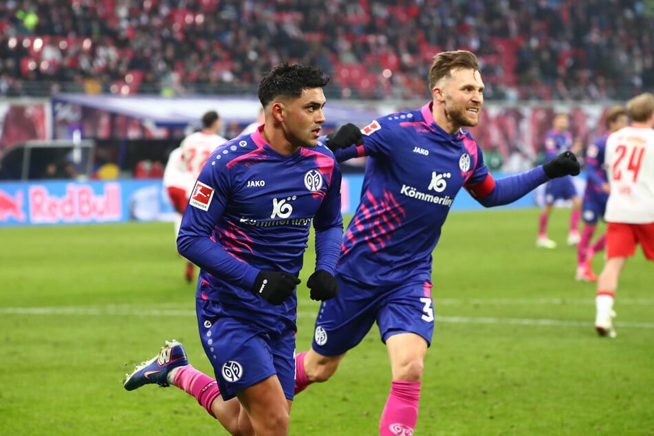 Nadiem Amiri (l.) erzielte vom Punkt sein viertes Tor im vierten Spiel hintereinander.