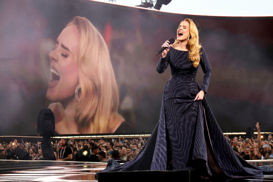 Zunächst noch etwas nervös schmetterte Adele einen Hit nach dem anderen auf der gigantischen Bühne.