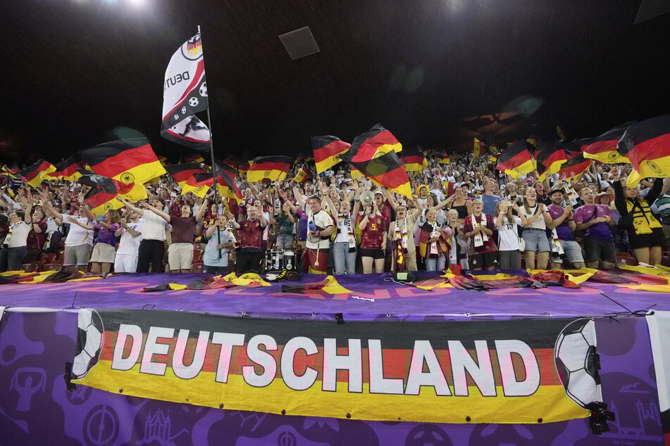 Weit mehr als 15.000 Deutschland-Anhänger hatten die DFB-Auswahl zum zweiten Gruppenspiel gegen Dänemark im Baseler St.-Jakobs-Park begleitet.