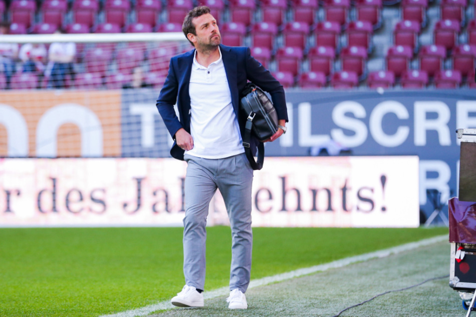 Augsburg, 20. April 2019: Markus Weinzierl (46) verlässt nach der 0:6-Klatsche den Platz.