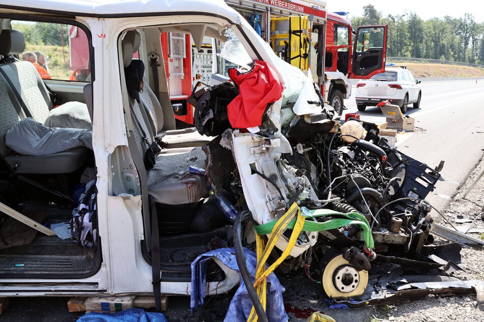 Unfall A3: VW-Bus kracht auf A3 in Lkw-Heck: Beifahrer (25) wird schwer verletzt eingeklemmt