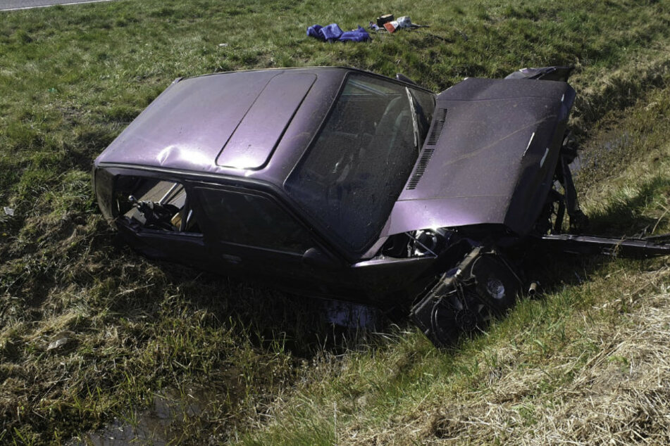 Schwerer Unfall: Auto überschlägt sich mehrfach und landet im Straßengraben