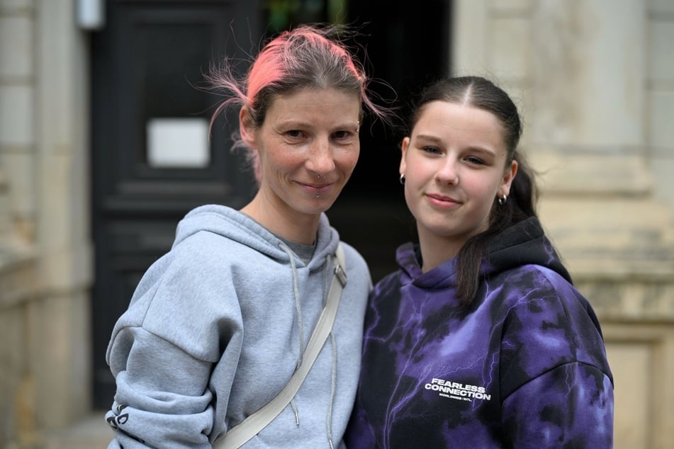 Sindy (41, l.) mit Tochter Emily (19) vor dem Wahllokal.