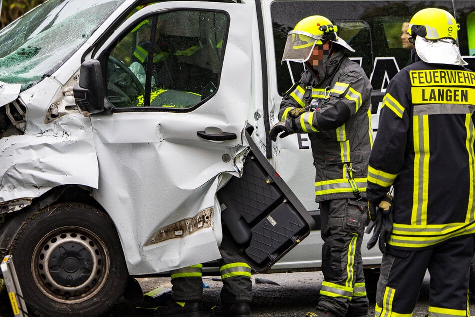 Neben einem Opel und einem Lastwagen war auch ein mit vier Personen besetzter Transporter an dem Crash beteiligt.