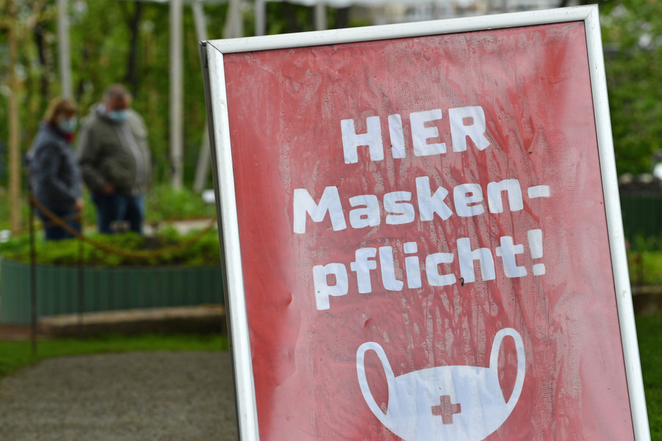 "Hier Maskenpflicht" steht auf dem Schild in einem kleinen Bereich auf dem Gelände der Bundesgartenschau im egapark in Erfurt. Die Corona-Inzidenz in Thüringen nähert sich dem Bundesdurchschnitt an.
