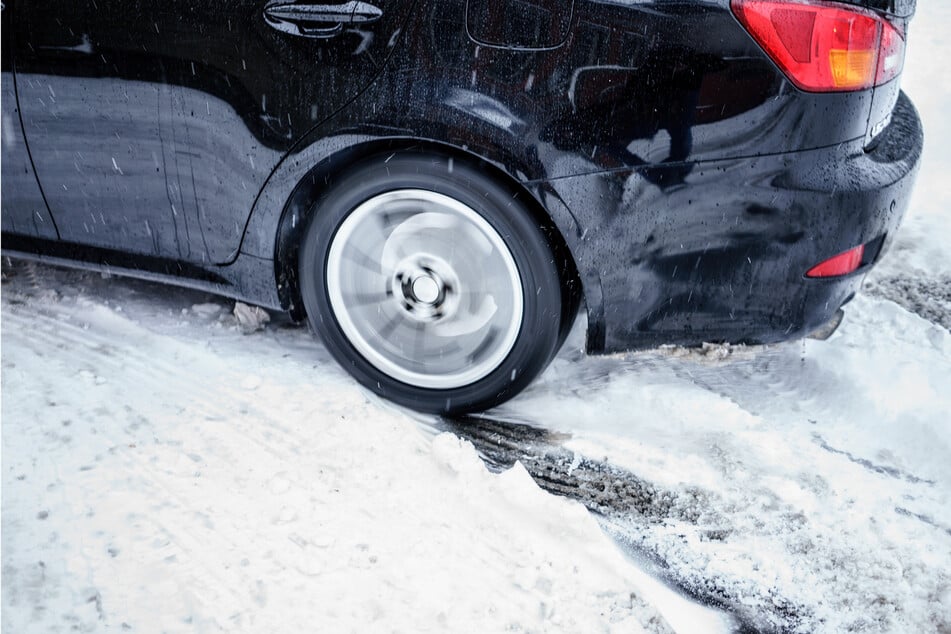 Driften ist auch im Winter beliebt, kann aber auch zu einem Bußgeld wegen Lärms und Sachbeschädigung führen (Symbolfoto).