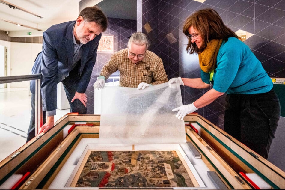 Kurator Jens Beutmann (55), Restauratorin Gabriele Wagner (60) und Vera Pinnoy (r.) aus Kutná Hora packen das Kunstwerk aus.