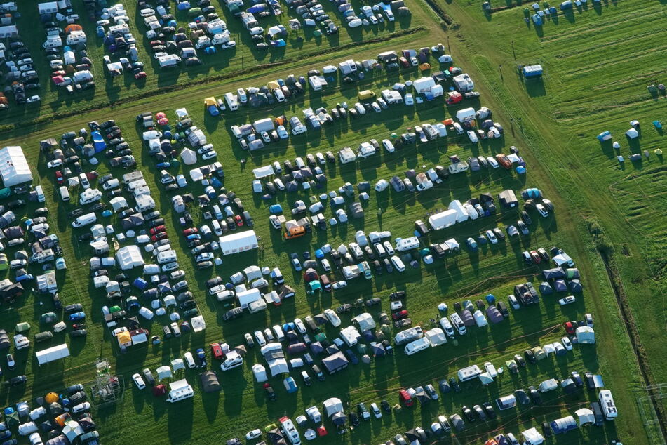 Das Campinggelände beim Heavy-Metal-Festival in Wacken füllt sich am zweiten Anreisetag weiter.