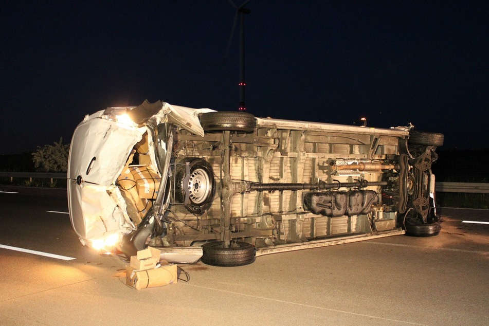 Heftiger Unfall auf A9: Kleintransporter kippt um und rutscht über Fahrbahn