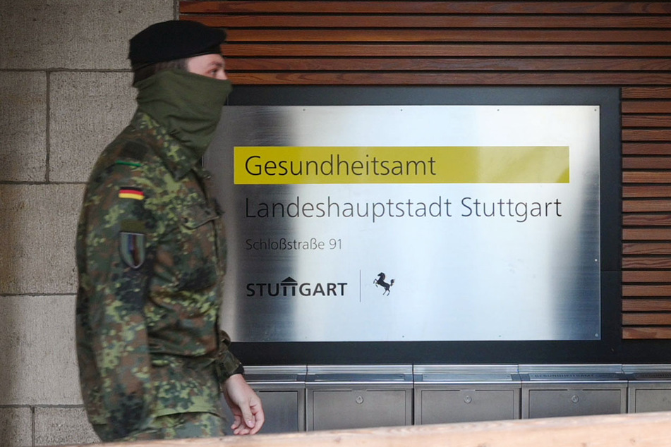 Ein Soldat vom Jägerbataillon in Donaueschingen (Schwarzwald-Baar-Kreis) geht zu einer Einweisung in das Gesundheitsamt Stuttgart.
