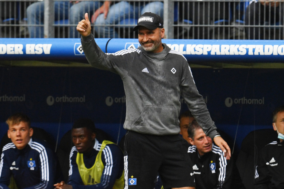 Daumen hoch: Anders als mit dem Remis war HSV-Coach Tim Walter (45) mit dem Einsatz seiner Mannschaft sehr wohl zufrieden.