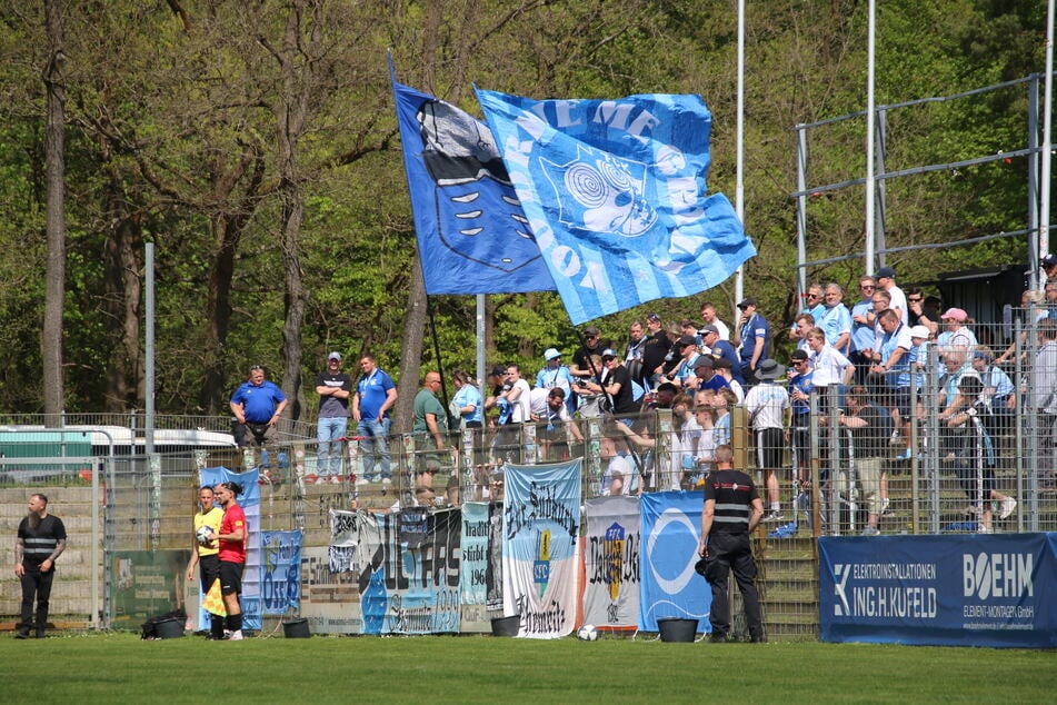 Rund 150 Fans begleiteten die Himmelblauen nach Fürstenwalde, wo die VSG ihre Heimspiele austrägt.