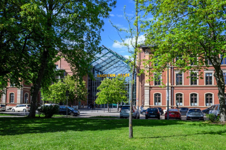 Der Thomas-Mann-Platz vor der Sachsen-Allee war ein Treffpunkt für Trinker. Das soll sich mit dem neuen Alkoholverbot ändern.