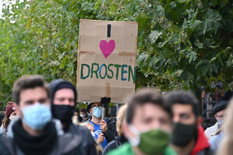 Konstanz: Menschen laufen in einem Demonstrationszug am Ufer des Bodensees entlang. Die Demonstranten protestierten für die Einhaltung der Corona-Massnahmen.