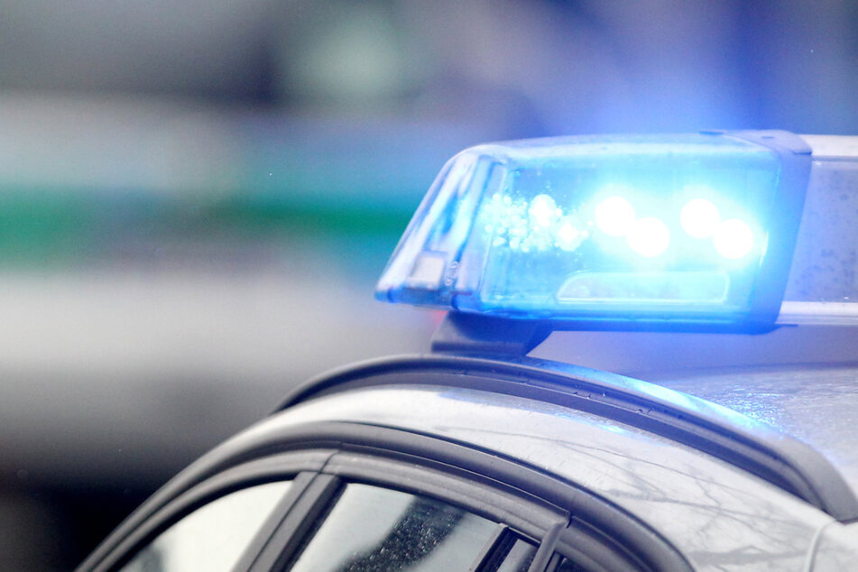 Mann vergisst Handy auf Autodach: Großeinsatz von Polizei, Rettungsdienst und Feuerwehr!