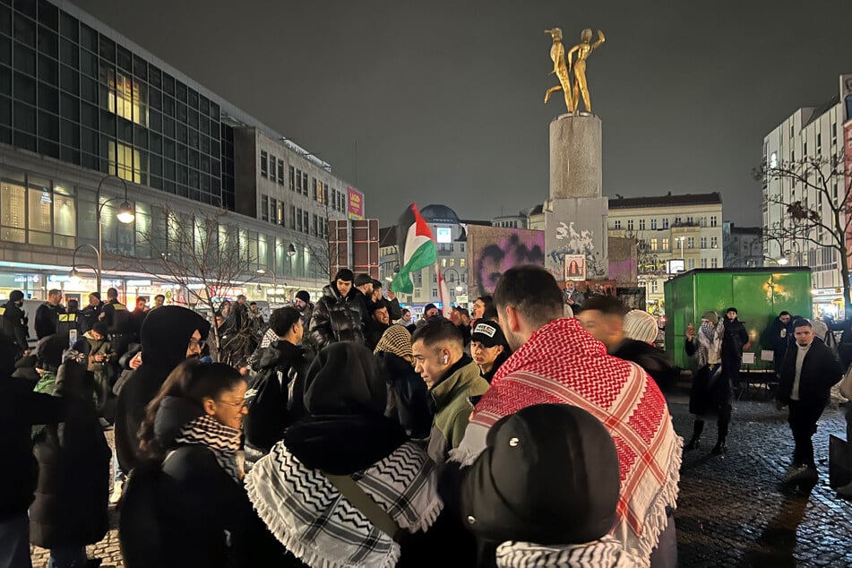 Demonstranten versammeln sich auf dem Hermannplatz.