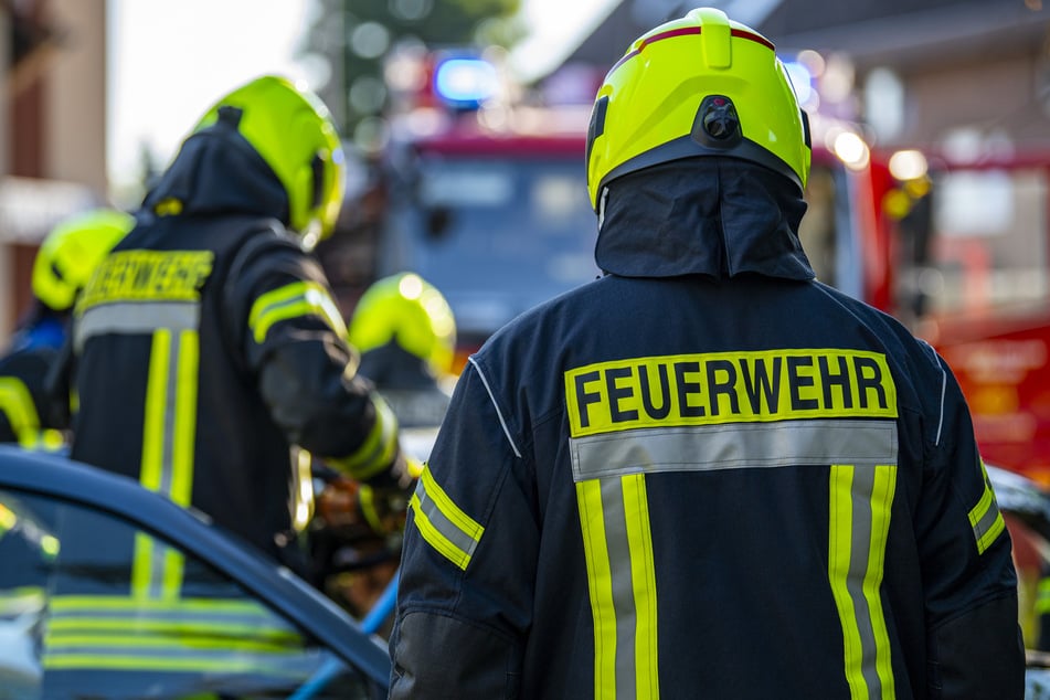 Kameraden der Feuerwehr löschten einen Brand in Merseburg und fanden dabei eine Leiche. (Symbolbild)