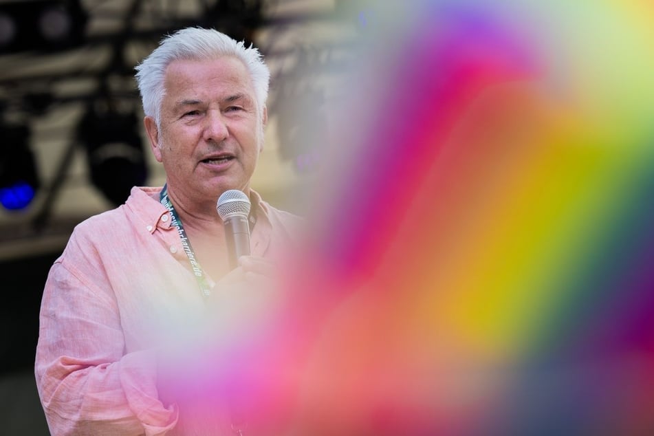 Berlin: Auftakt mit Klaus Wowereit: Lesbisch-schwules Stadtfest im Schöneberger Regenbogenkiez eröffnet