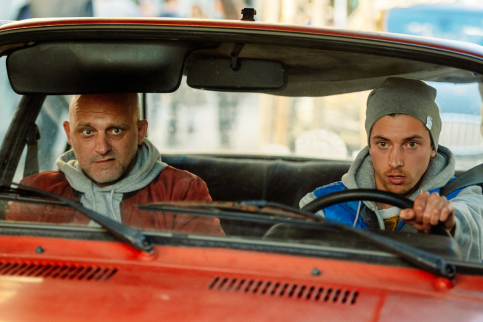 Vandam (l., Hynek Cermak) arbeitet als Bauarbeiter mit Psycho (Jan Cina) zusammen, mit dem er auch sonst viel Zeit verbringt.