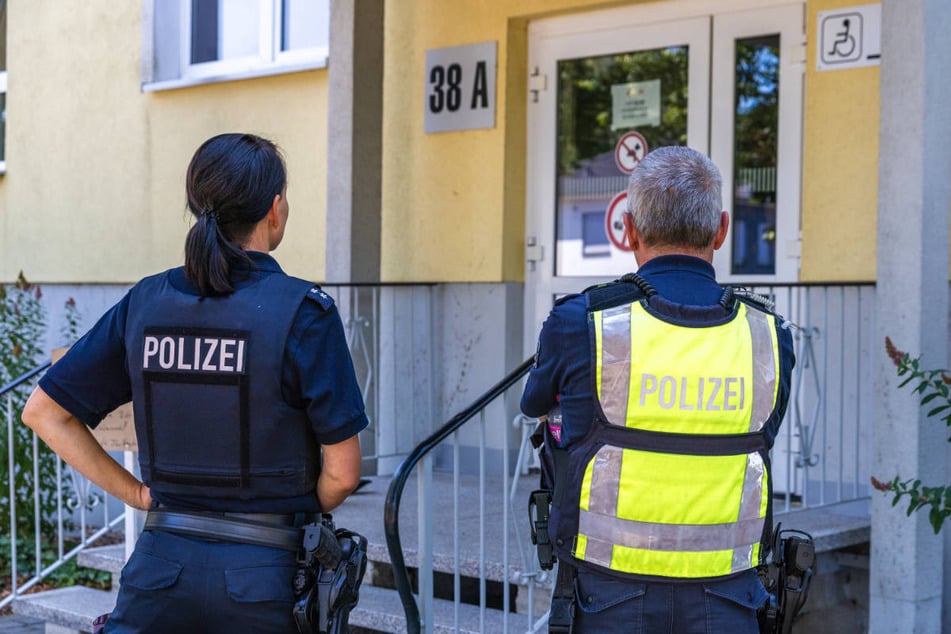 Nach dem Brandanschlag mussten vier Menschen mit Verdacht auf eine Rauchgasvergiftung ins Krankenhaus gebracht werden.