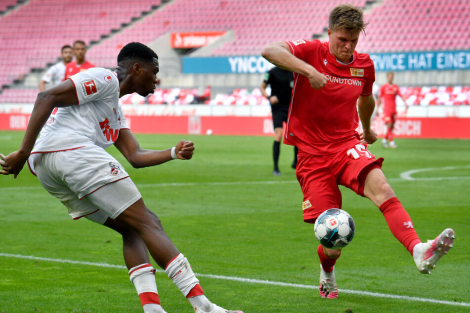 Kölns Kinglsey Ehizibue (l.) im Zweikampf mit Unions Marius Bülter.