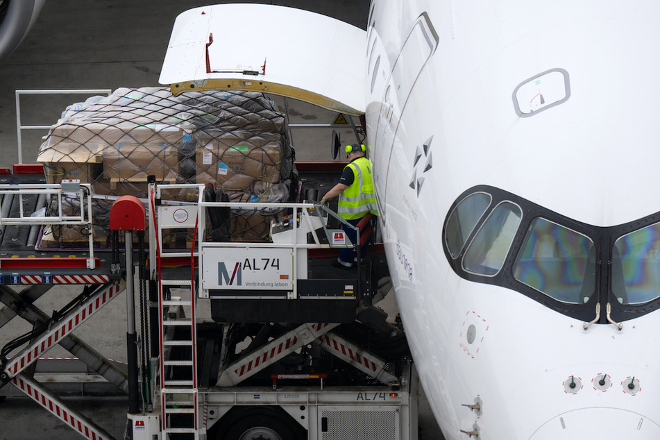 Ein Airbus A350 wird am Flughafen München mit Gepäck beladen. Viele Fluggäste warten eine Woche nach ihrem Zwischenstopp in München noch immer auf ihre Koffer.