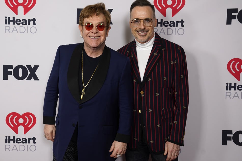 Elton John (78) und sein Mann David Furnish (63) werfen dem Zeitungsverlag vor, Privatdetektive angeheuert zu haben.