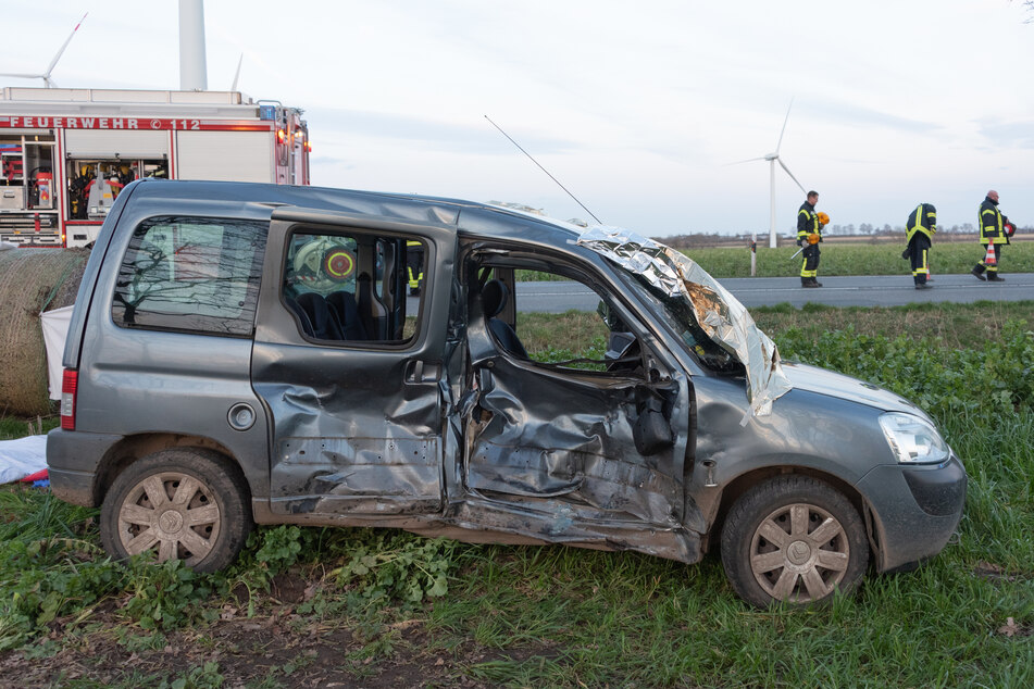 An dem Fahrzeug sind die Spuren des Aufpralls deutlich zu sehen.