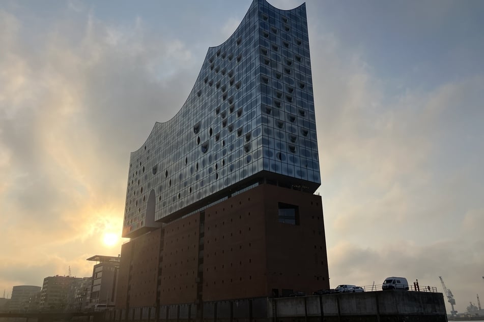 Die streikenden Beschäftigten versammeln sich am 14. März vor der Elbphilharmonie zu einer gemeinsamen Kundgebung.